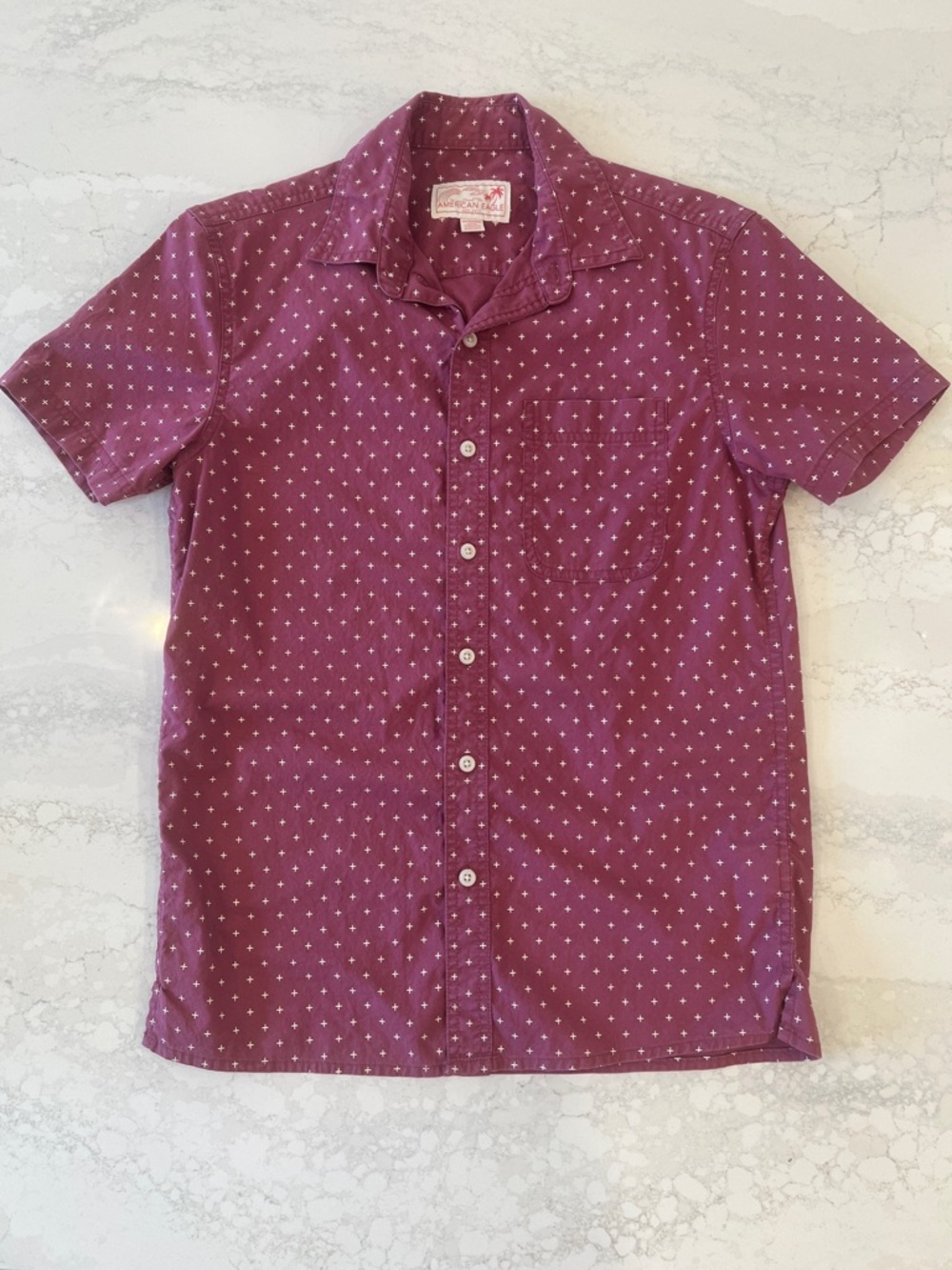 American Eagle Men's Short-Sleeve Button-Up Shirt in Burgundy with Subtle Print